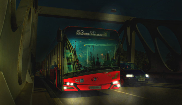 Nezletilý mladík se opil a usnul v autobusu. Vzbudit ho museli strážníci