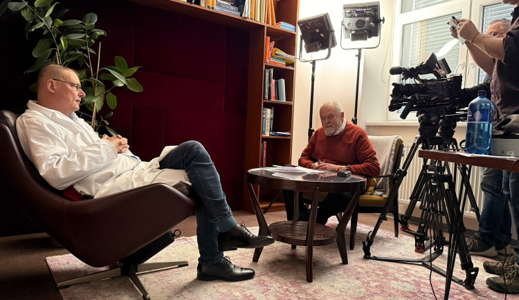 Jak vypadá život špičkových lékařů? Česká televize natáčela v hradecké nemocnici