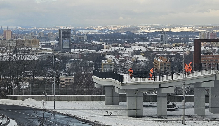 Ve vyšších polohách Moravskoslezského kraje silničáři radí řidičům opatrnost