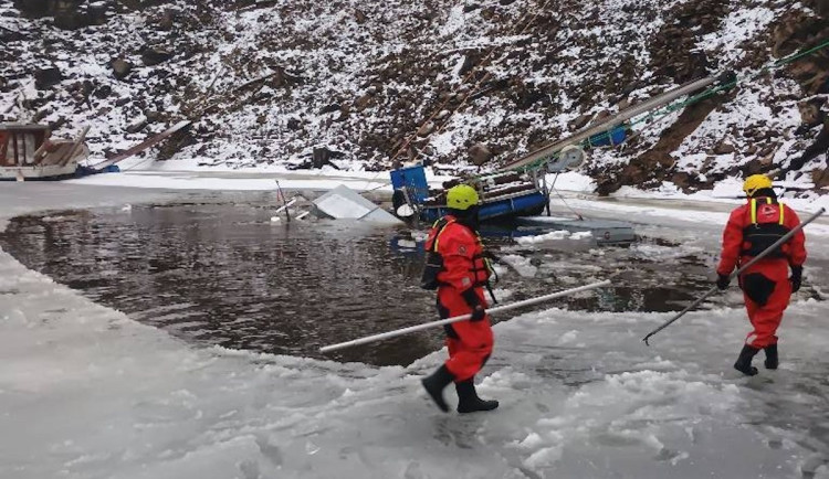 Na Orlické přehradě se potopil hausbot. Vyproštění zkomplikoval špatný přístup i nízká teplota