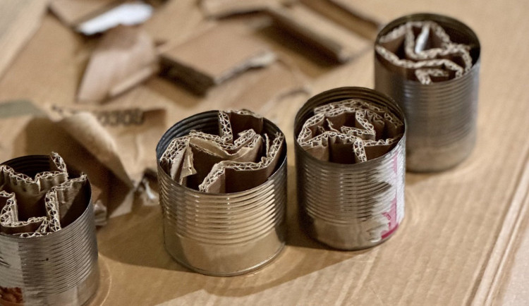 Brňané dnes vyráběli svíčky, které zahřejí ukrajinské domácnosti bez elektřiny