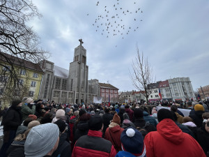 GALERIE: V Hradci Králové se na podporu prezidenta sešly stovky lidí