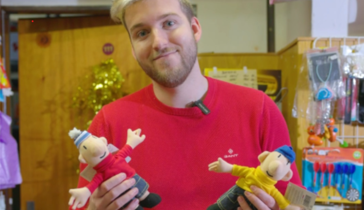 To je příběh. Mladý muž koupil končící hračkářství v Semilech, aby hračky rozdal dětem