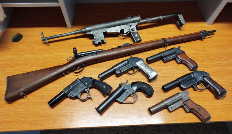 Trutnovská policie převzala torzo granátu a další zbraně v rámci zbraňové amnestie