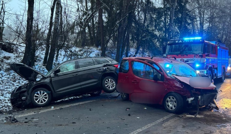 Řidič přejel do protisměru. U Hosova došlo k nehodě čtyř aut, silnice byla neprůjezdná