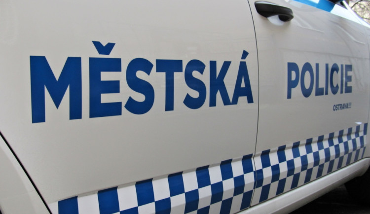 Muž bez kalhot ohrožený mrazem našel pomoc u strážníků a azylového domu