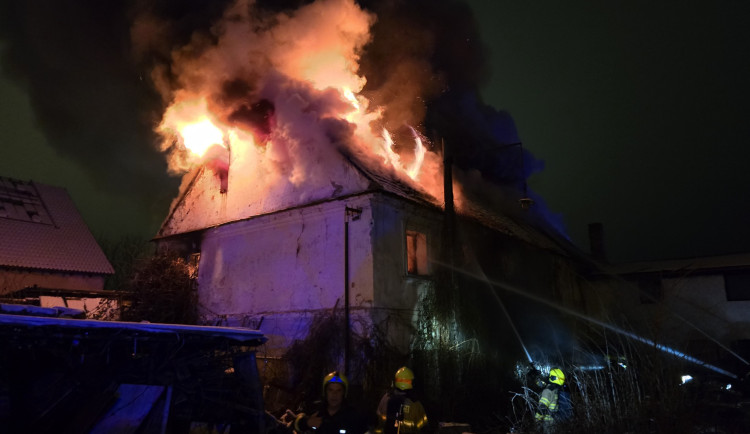 V Přední Kopanině hoří dům, vyhlášen je druhý poplachový stupeň