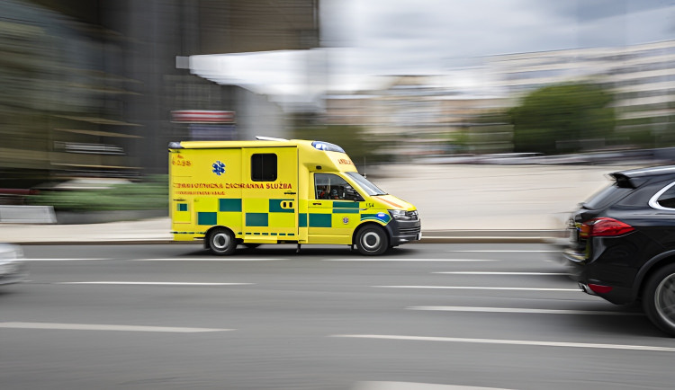 Dívka zkolabovala v obchodním centru, lidé jen procházeli kolem. Pomohla až neznámá žena, které teď rodina děkuje