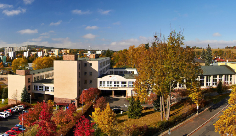 Učitel z chebského gymnázia po odsouzení za osahávání studentky školu opustí