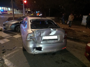 Hromadná bouračka v Hradci: v ulici Víta Nejedlého se včera večer srazil autobus a pět aut