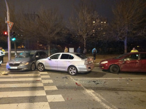 Hromadná bouračka v Hradci: v ulici Víta Nejedlého se včera večer srazil autobus a pět aut