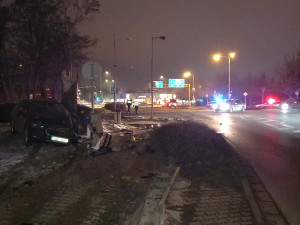 Hromadná bouračka v Hradci: v ulici Víta Nejedlého se včera večer srazil autobus a pět aut