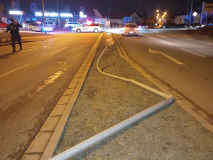 Hromadná bouračka v Hradci: v ulici Víta Nejedlého se včera večer srazil autobus a pět aut