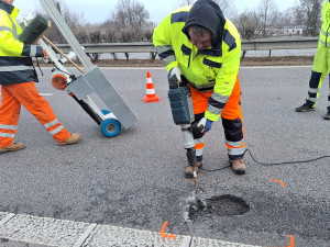 Silničáři vybalili za Opatovicemi mikrovlnku a spravují výtluky