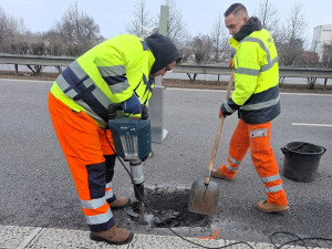 Silničáři vybalili za Opatovicemi mikrovlnku a spravují výtluky