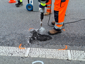 Silničáři vybalili za Opatovicemi mikrovlnku a spravují výtluky