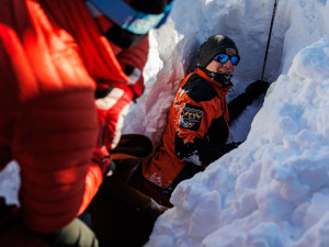 FOTO: Při pádu laviny rozhodují vteřiny. Hasiči v Krkonoších cvičili extrémní zásahy