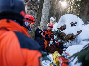 FOTO: Při pádu laviny rozhodují vteřiny. Hasiči v Krkonoších cvičili extrémní zásahy