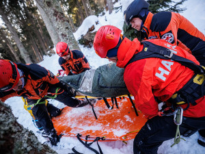 FOTO: Při pádu laviny rozhodují vteřiny. Hasiči v Krkonoších cvičili extrémní zásahy