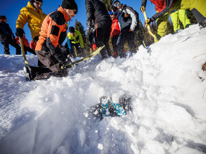 FOTO: Při pádu laviny rozhodují vteřiny. Hasiči v Krkonoších cvičili extrémní zásahy