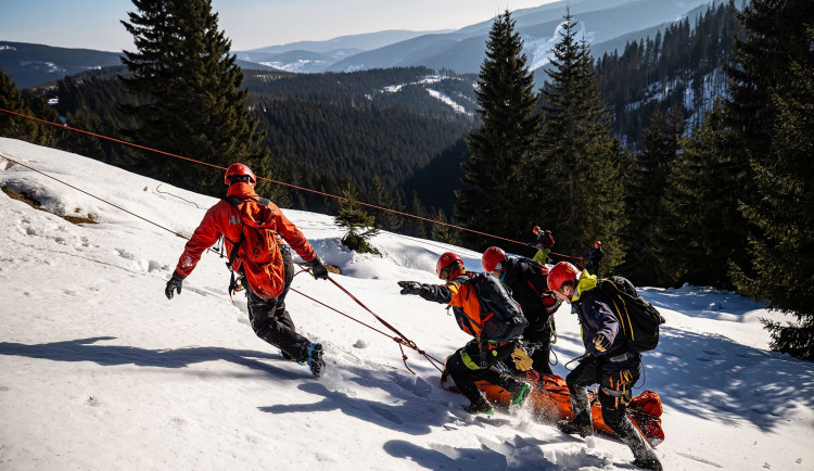 FOTO: Při pádu laviny rozhodují vteřiny. Hasiči v Krkonoších cvičili extrémní zásahy