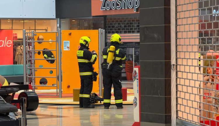 Požár v libereckém Géčku. V elektru hořelo, pět lidí se nadýchalo kouře