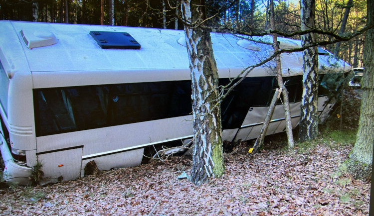 Zfetovaný muž ukradl autobus a havaroval, případ má překvapivé pokračování