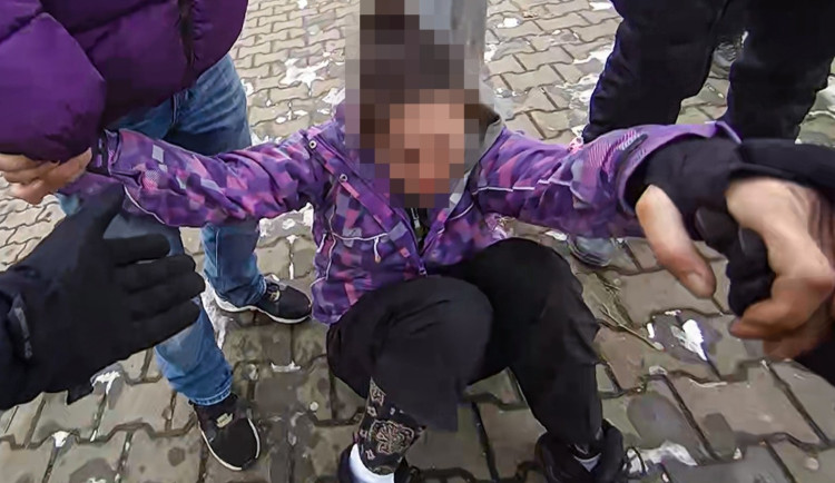 Muž slíbil partnerce že ji nikdy neopustí. Vzápětí oba odvezli společně na záchytku