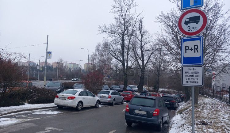 Parkování v Jihlavě XXVII: Nejen sportovní fanoušci parkují zdarma u stavebnin