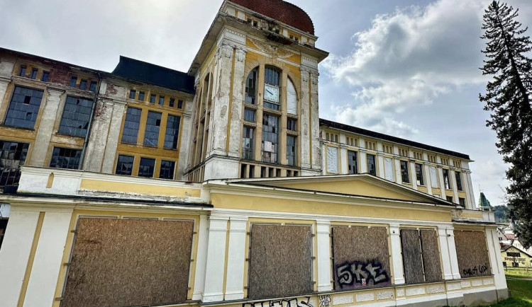 Opuštěný areál textilky v Rokytnici nad Jizerou se promění v rezidenční komplex