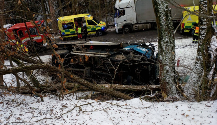 Náklaďák se u Českého Dubu zřítil ze stráně, několik zraněných