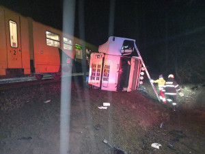 FOTO: U Jičína se srazil vlak s nákladním autem, na místě zasahují hasiči