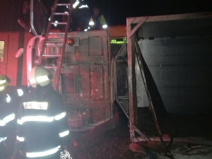 FOTO: U Jičína se srazil vlak s nákladním autem, na místě zasahují hasiči