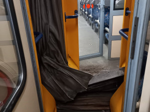 FOTO: U Jičína se srazil vlak s nákladním autem, na místě zasahují hasiči