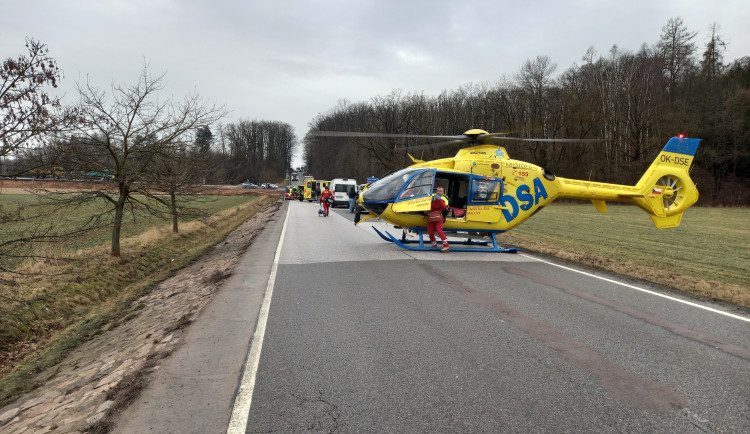 Vážná nehoda tří aut na Rychnovsku si vyžádala dvě zranění, zasahoval vrtulník