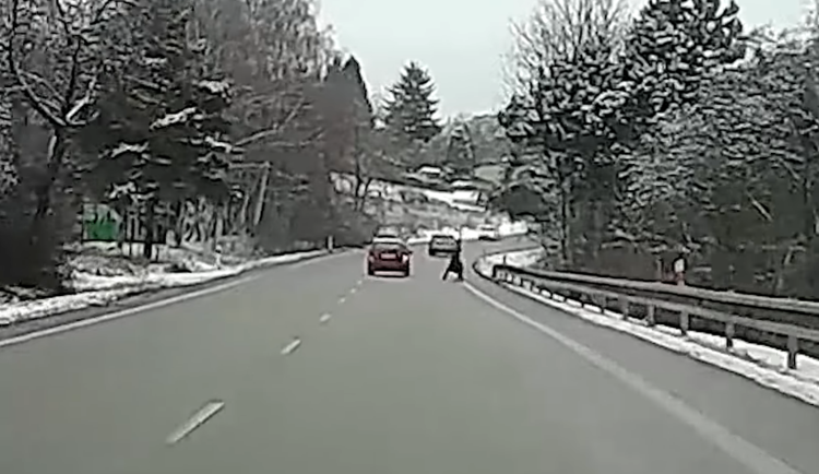 VIDEO: Senior z Blanska se katapultoval z elektrokola. Po rakytníkovém likéru nadýchal dvě promile