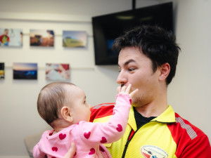 V létě ji v těhotenství oživovali. Teď maminka přišla záchranářům osobně poděkovat i s dcerkou