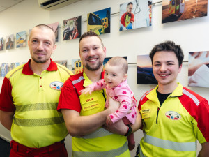 V létě ji v těhotenství oživovali. Teď maminka přišla záchranářům osobně poděkovat i s dcerkou