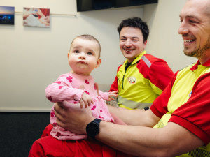 V létě ji v těhotenství oživovali. Teď maminka přišla záchranářům osobně poděkovat i s dcerkou