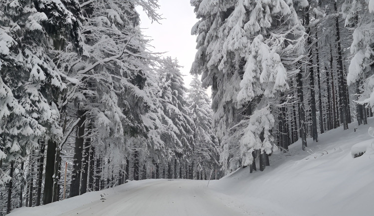 Chytřejší údržba i data pro řidiče. Kraj chystá sdílení informací o počasí se sousedy