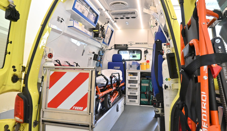 V noci se v Chebu poprali dva muži, jeden je s vážnými zraněními v nemocnici