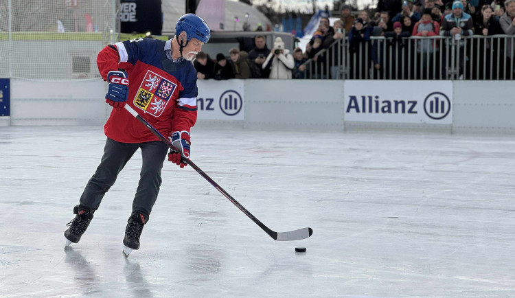 FOTO: Prezident se na olympijském festivalu vrhl na sport. Vyzkoušel curling i biatlon