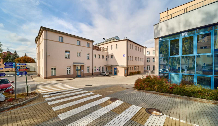 Většina operací v krajském holdingu proběhne do dvou měsíců, na kloubní náhrady se čeká déle