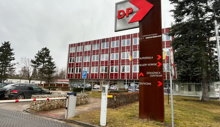 Hradecký dopravní podnik chyboval při zveřejňování smluv, nedodržoval lhůty