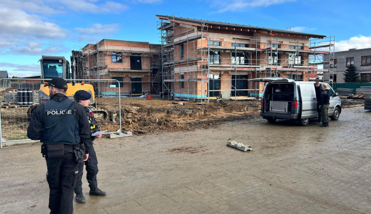 Dělníci narazili na nevybuchlou sovětskou leteckou pumu, pyrotechnik ji zneškodnil