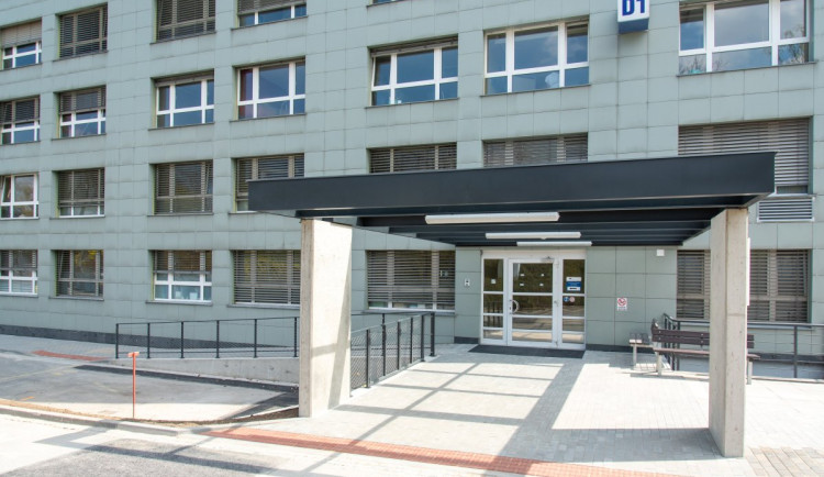 Lékaři na telefonu kvůli kauze defibrilátorů. FN Olomouc spustila speciální linku