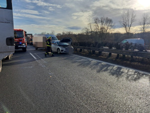 Na D11 se srazilo šest aut, část dálnice na Prahu je uzavřená