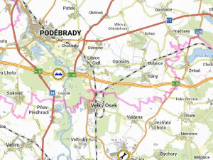Na D11 se srazilo šest aut, část dálnice na Prahu je uzavřená