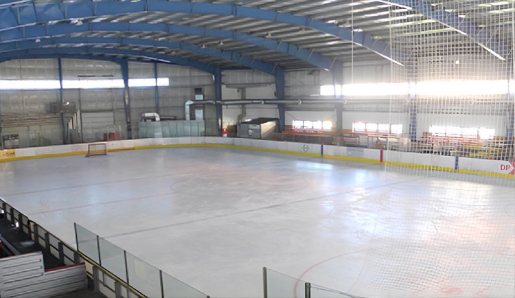 Hradec Králové chystá opravu střechy malé hokejové haly, zatéká do ní