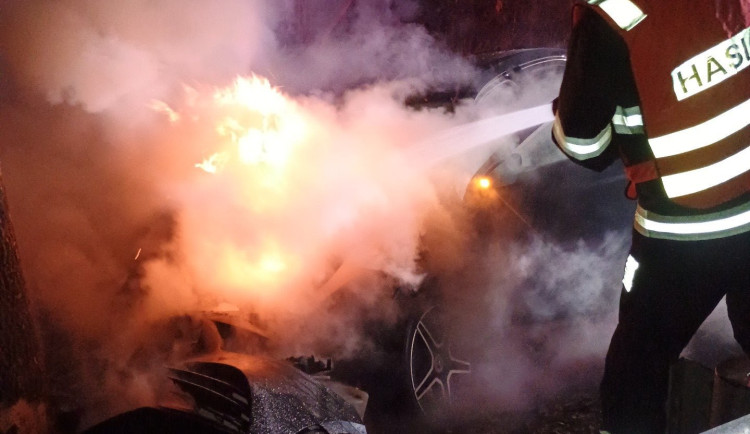 Noční nehoda na Krumlovsku. Auto vzplálo v plném rozsahu, dvě osoby odvezli záchranáři